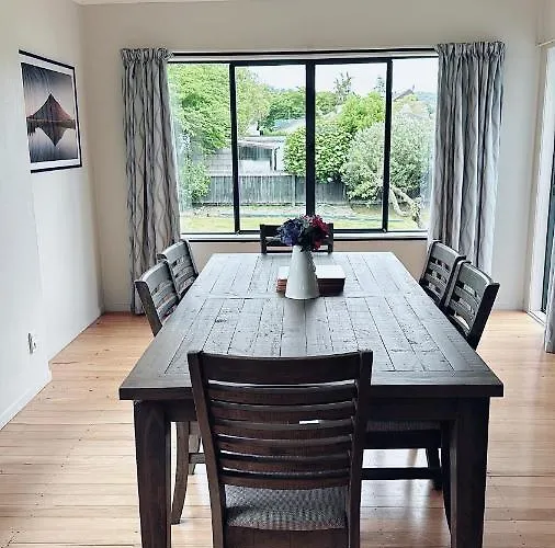 5 Bedrooms 3 Bathroom Family House *