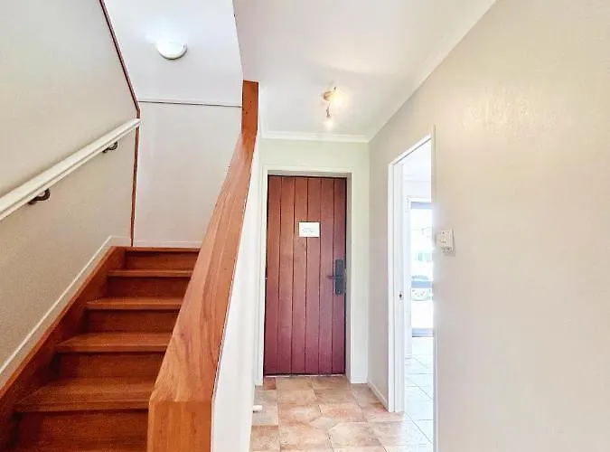 5 Bedrooms 3 Bathroom Family House *