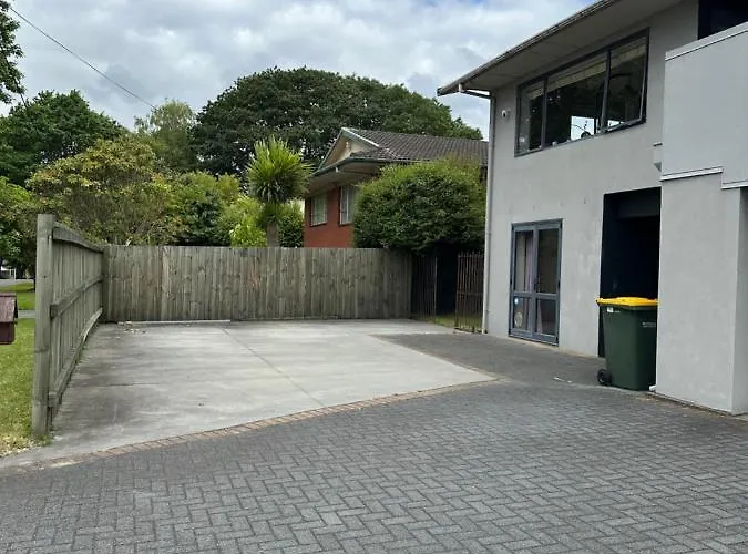 5 Bedrooms 3 Bathroom Family House
