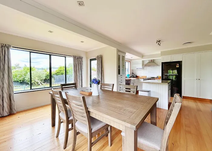 5 Bedrooms 3 Bathroom Family House *