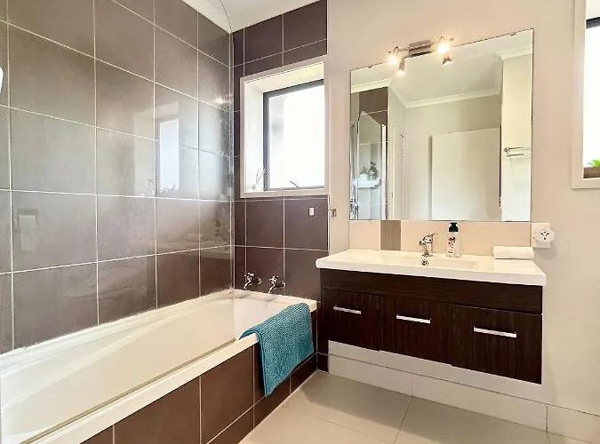 5 Bedrooms 3 Bathroom Family House Holiday home