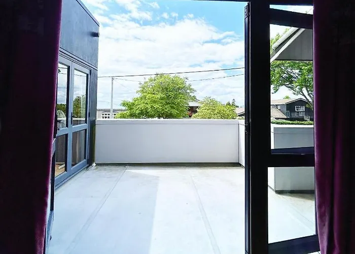 5 Bedrooms 3 Bathroom Family House *